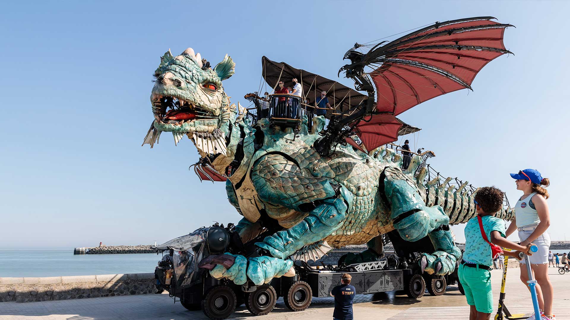 Le Dragon de Calais en voyage sur la Digue Gaston Berthe et en lisière de port