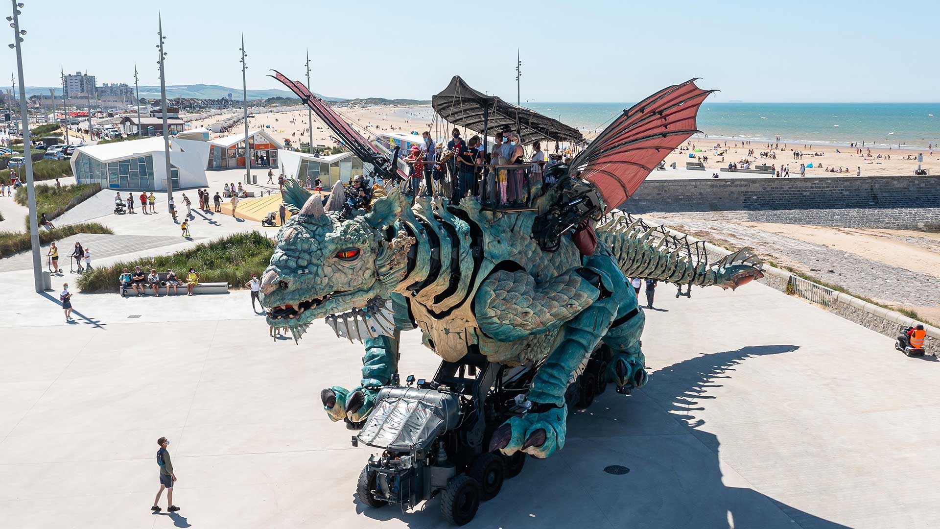 Le Dragon de Calais toutes ailes déployées en vue aérienne sur Calais La Plage